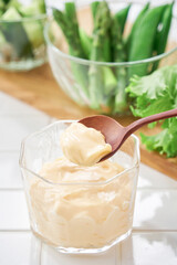ガラスの器によそったマヨネーズ