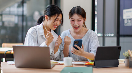 Obraz premium woman, office, employee, executive, boss, computer, business, girl, formation, manager, happy, company, intern, feedback, using, colleague, audit, staff, coworker, worker, secretary, female, lady, pro