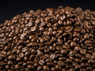 Fototapeta premium A steaming cup of coffee surrounded by scattered coffee beans.