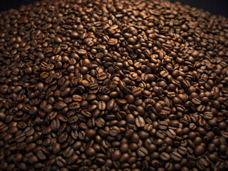 Fototapeta premium A steaming cup of coffee surrounded by scattered coffee beans.