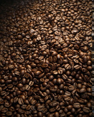 Obraz premium A steaming cup of coffee surrounded by scattered coffee beans.