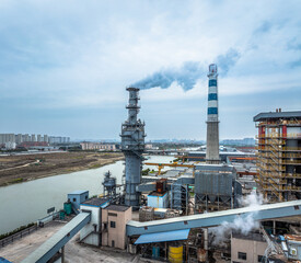 Obraz premium Industrial plant emitting smoke into the atmosphere