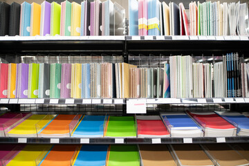 文房具店に陳列された沢山のノート