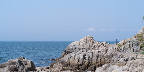 海と岩場がある風景