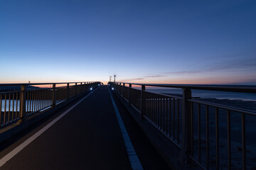 Fototapeta premium 橋の上から夜明け前の美しい空を眺める