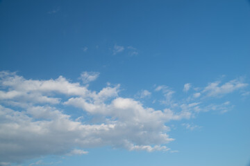 Fototapeta premium 見上げると綺麗な青い空