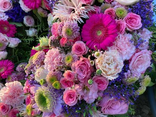 Blumen der Trauer im Trauerkranz nach Beerdigung auf dem Friedhof 