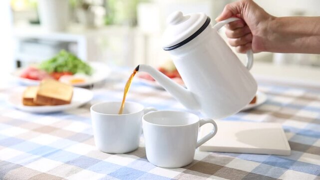 珈琲を注ぐ　朝の食卓のテーブル