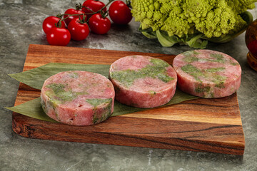 Raw Tuna medallion with broccoli