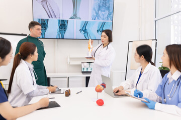 Obraz premium Team of doctor with human model and orthopedic surgeon, Healthcare and medical concept.