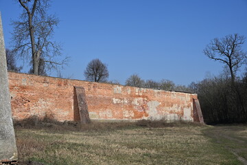 mur obronny wysoki ceglany opuszczony © Miroslaw