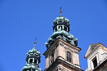 wieżyczka klasztoru cysters&oacute;w w Libiążu w Polsce patyna niebieskie niebo zdobiony barok