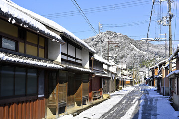 雪の積もった近江商人の町並み