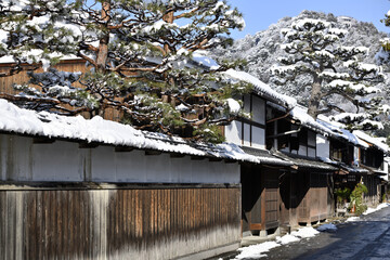雪の積もった近江商人の町並み