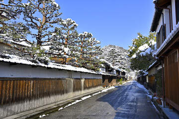 雪の積もった近江商人の町並み