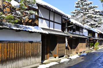 雪の積もった近江商人の町並み