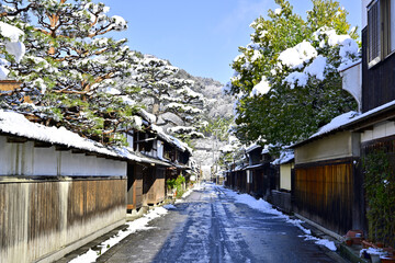雪の積もった近江商人の町並み