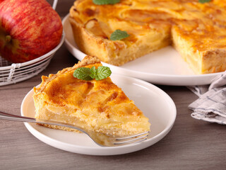 Apple and sour cream pie