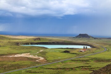 Fototapeta premium panorama selvaggio con lago a Seltun in Islanda