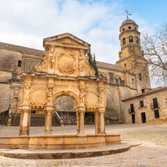 Obraz premium Catholic cathedral of the city of Baeza and fountain in the square medieval style, Andalusia.
