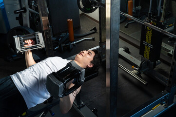 ダンベルで筋トレをする日本人男性