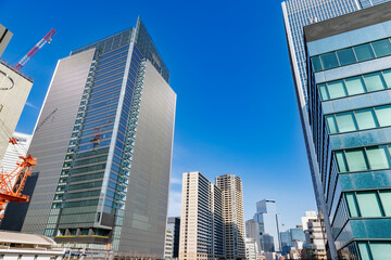 Obraz premium 巨大なビルが立ち並ぶ東京の街