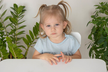 Child examines and examines water under a magnifying glass. Selective focus