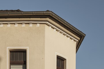 Obraz premium Building corner with gutter and decorative elements showing architectural detail