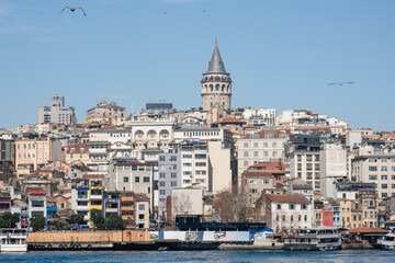 Obraz premium Istanbul Skyline with Galata Tower and Bosphorus Waterfront: Panoramic View of Historic Turkish City with Tourist Boats and Harbor in Mediterranean Coastal Landscape