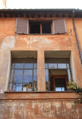 Finestre di un antico palazzo a Roma in Italia.