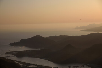 兵庫県・豊岡市円山川、日本海の日の出