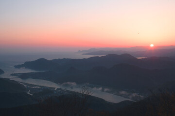 兵庫県・豊岡市円山川、日本海の日の出