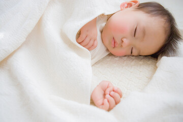 オーガニックコットンに包まれた生後16ヶ月の男の子