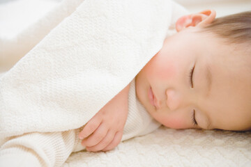 オーガニックコットンに包まれた生後16ヶ月の男の子