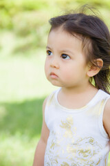 夏の公園の目力の強い2歳の女の子