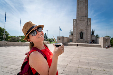 Turista argentina paseando por Rosario y tomando mate. Fotografía dentro del Monumento a la...
