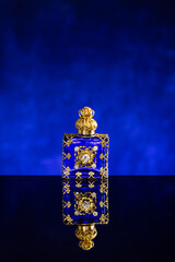 美しいアンティーク調の香水ボトル