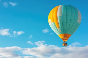 Fototapeta premium hot air balloon drifts serenely across vast cloud-filled sky its hues vibrant against gentle backdrop