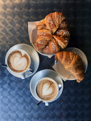 colazione italiana con cappuccio e brioche