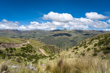 Naklejka premium Rolling Green Mountains Between Cusco and Waqrapukara, Peru