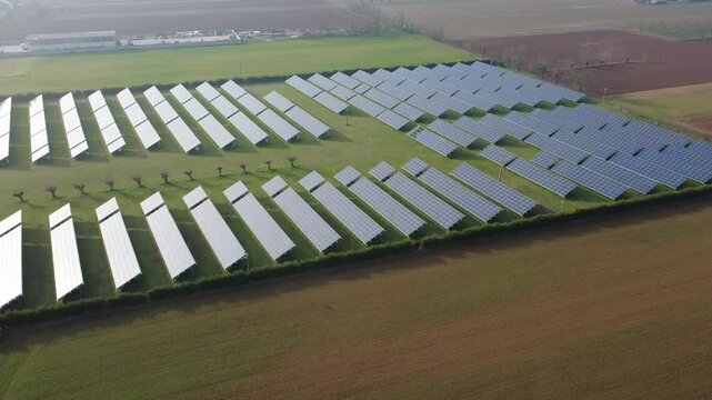 Campi di pannelli fotovoltaici dal drone-  Alessandria, Piemonte, Italia