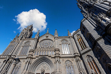 Fototapeta premium San juan bautista church standing tall against a bright blue sky in arucas, gran canaria