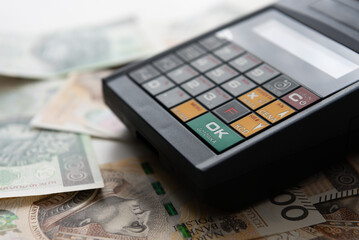 Kasa fiskalna na tle banknotów. Rozliczenia. Prowadzenie biznesu. Jednoosobowa działalność...