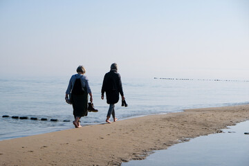 Mit den F&uuml;ssen im Wasser