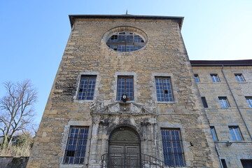 Bâtiment typique, vue de l'extérieur, ville de Salins les Bains, département du Jura, France
