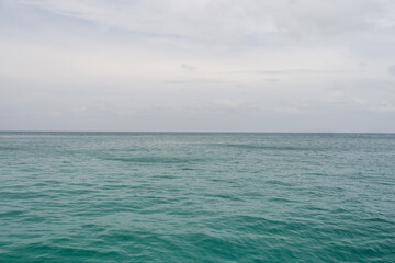 Obraz premium Indian ocean horizon background in bay on Seychelles islands