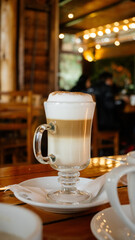 Un delicioso café capuchino servido en un ambiente acogedor 