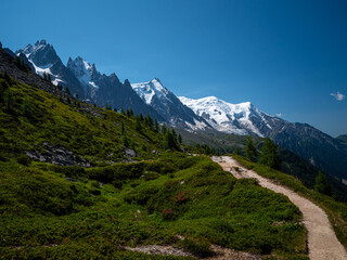 Sentier de randonn&eacute;e avec vue sur le Mont Blanc
