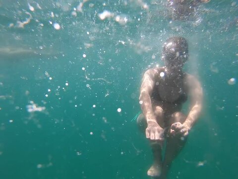 mujer nadando en aguas cristalinas brasil rio de janero parati paraty, turismo