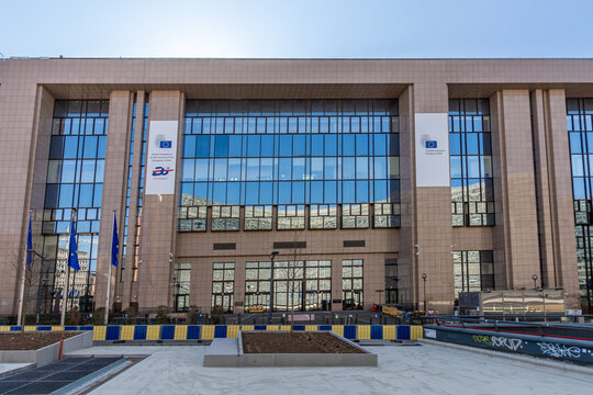 Bruxelles, Belgique - 8 mars 2025: Vue ext&eacute;rieure du b&acirc;timent Justus Lipsius, si&egrave;ge du Conseil de l'Union Europ&eacute;enne (UE) et du secr&eacute;tariat g&eacute;n&eacute;ral du Conseil europ&eacute;en